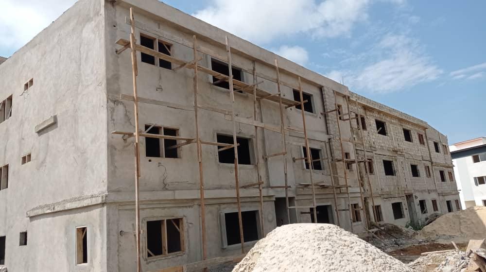 Vue des bâtiments R+3 en construction à Songon